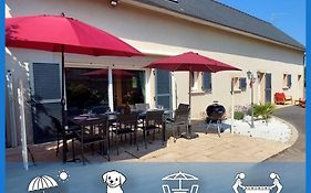 Grande maison , jardin,flipper,babyfoot, ping pong, proche golf, Port en Bessin, Bayeux et plages du débarquement, adaptée enfants