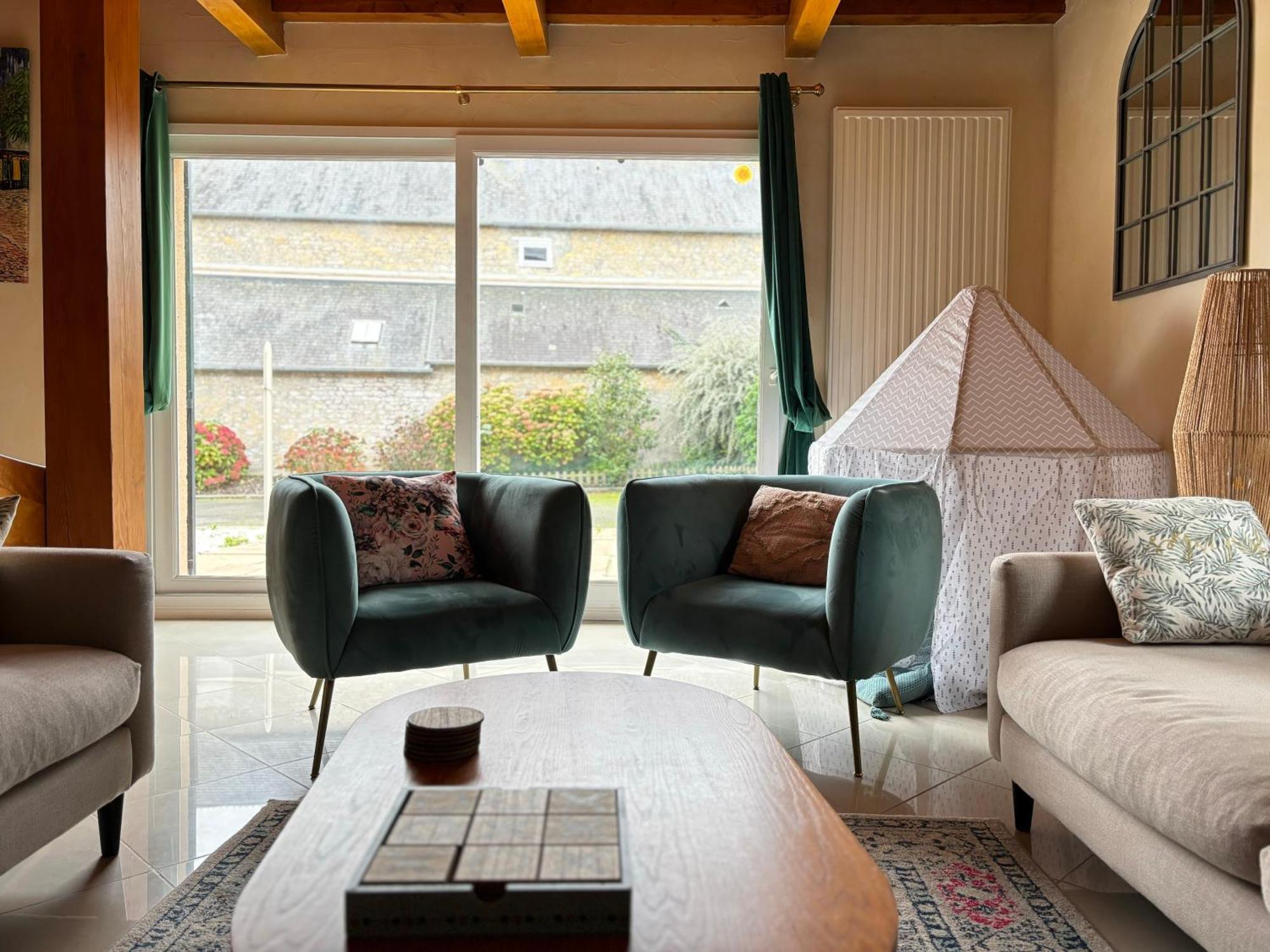 Grande maison , jardin,flipper,babyfoot, ping pong, proche golf, Port en Bessin, Bayeux et plages du débarquement, adaptée enfants Commes Extérieur photo