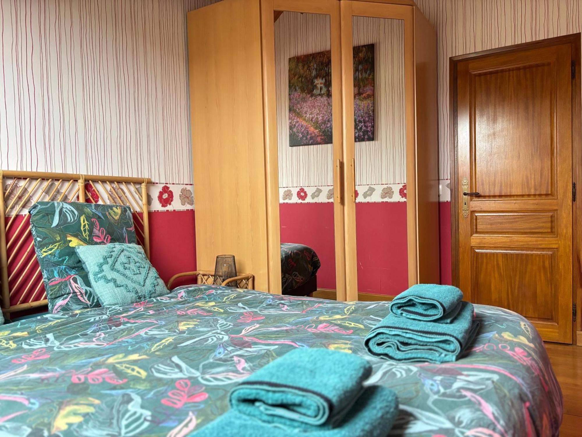 Grande maison , jardin,flipper,babyfoot, ping pong, proche golf, Port en Bessin, Bayeux et plages du débarquement, adaptée enfants Commes Extérieur photo