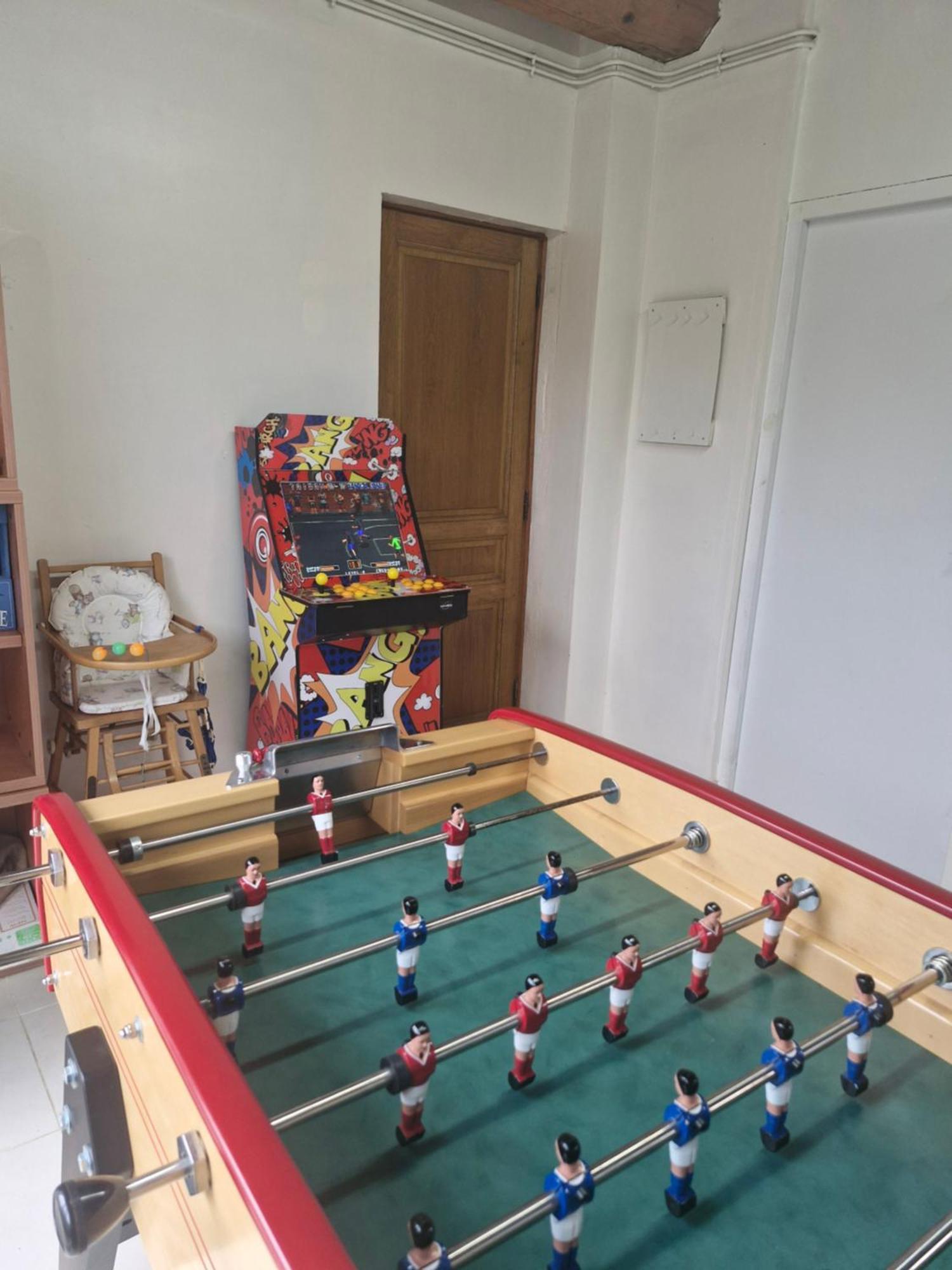 Grande maison , jardin,flipper,babyfoot, ping pong, proche golf, Port en Bessin, Bayeux et plages du débarquement, adaptée enfants Commes Extérieur photo
